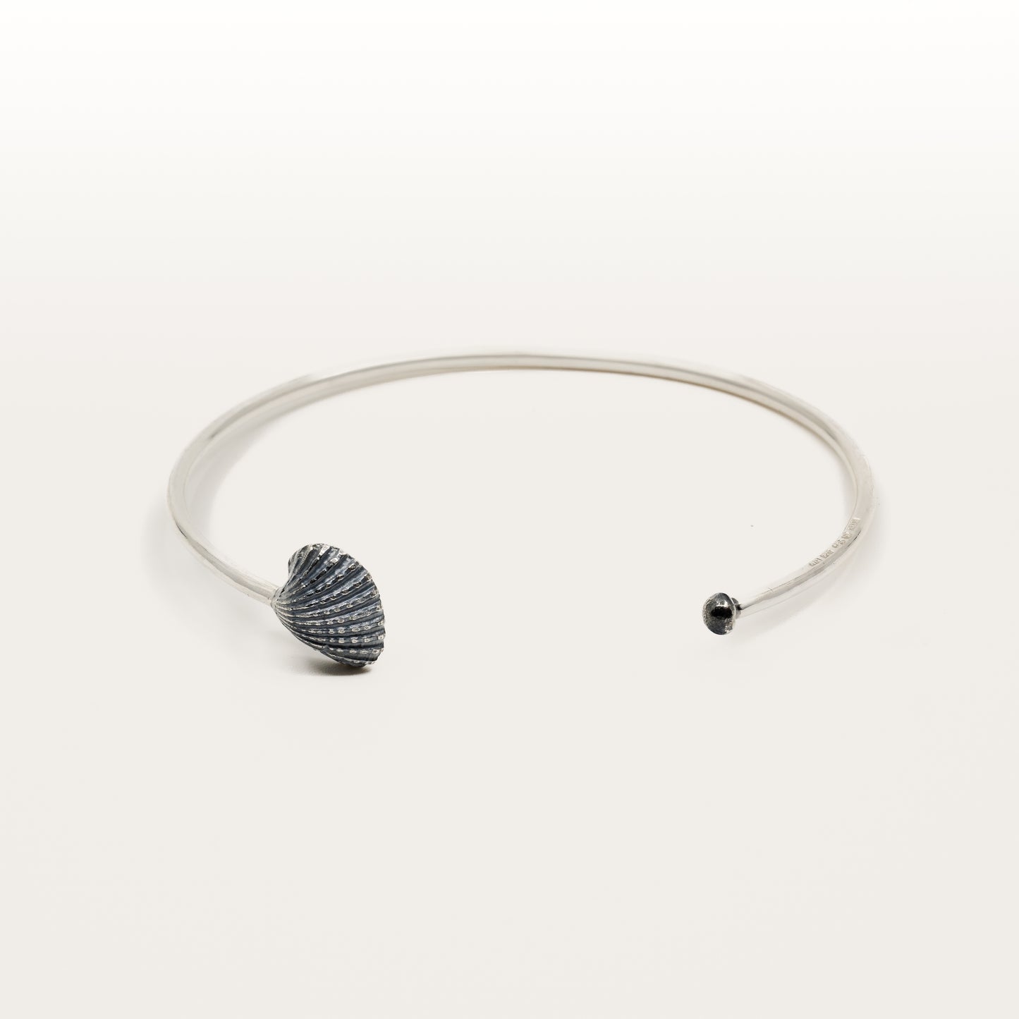 Minimusslan - Armring svartoxiderat silver