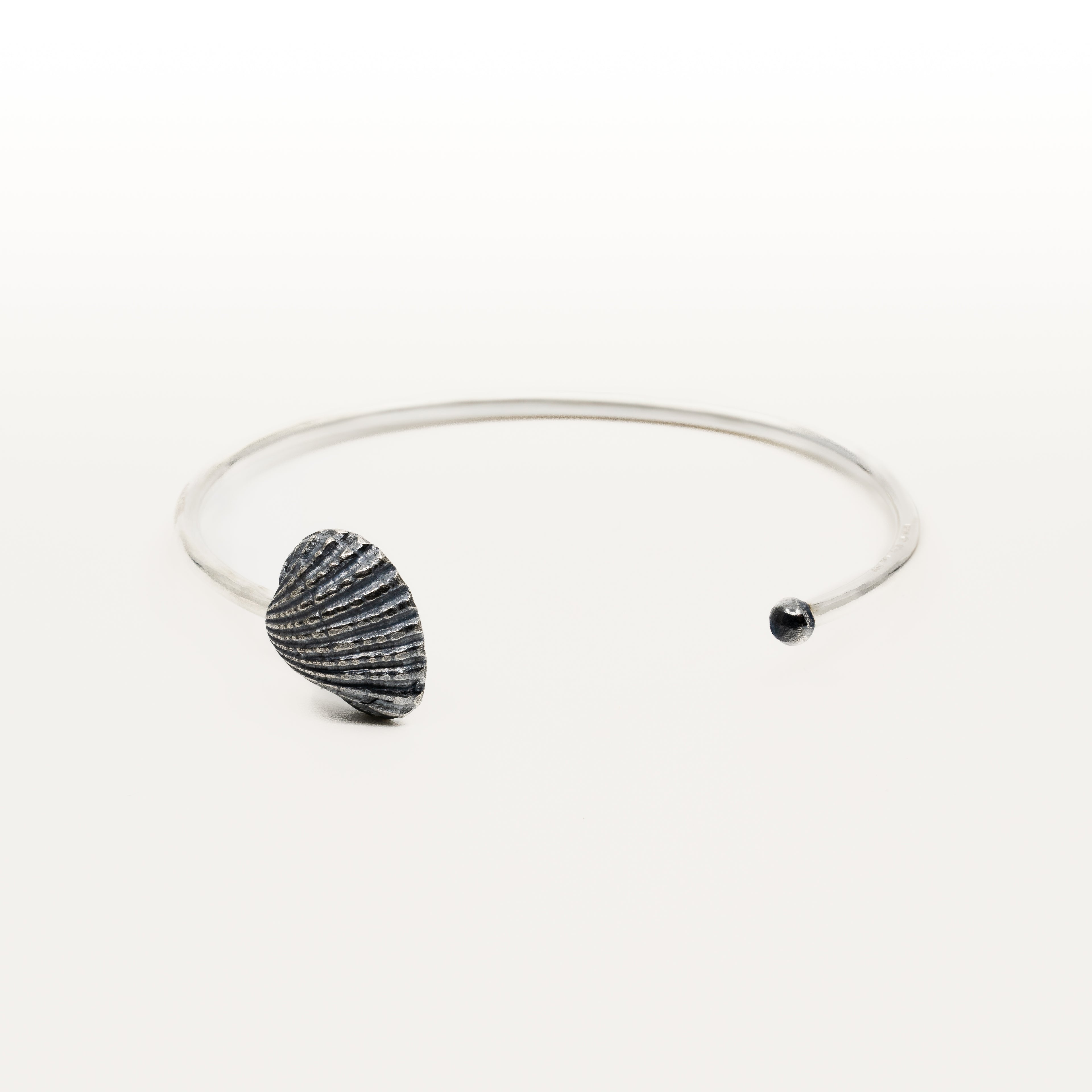 Havets mussla - Armring svartoxid silver