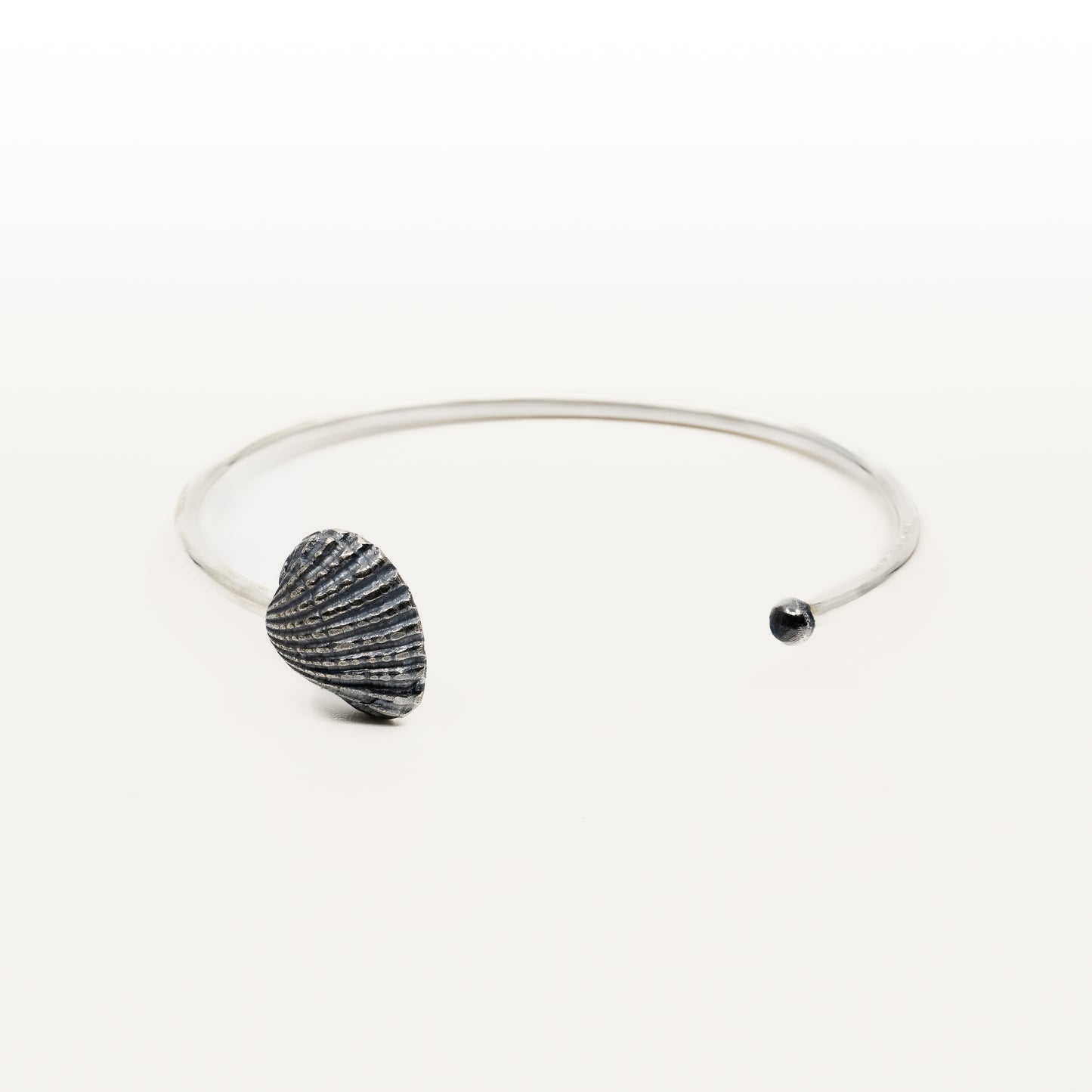Havets mussla - Armring svartoxid silver