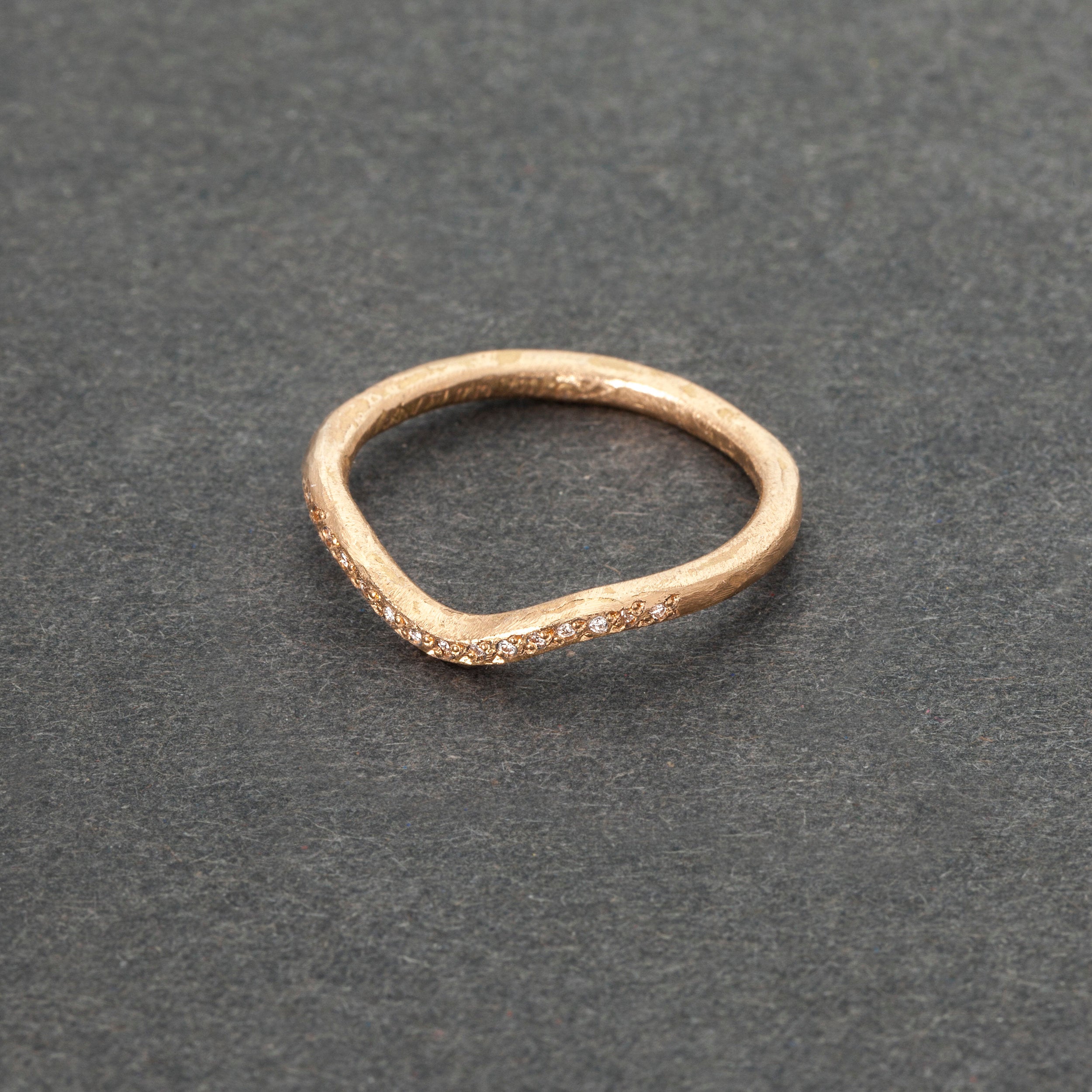 Wave- ring i 18k guld med briljanter
