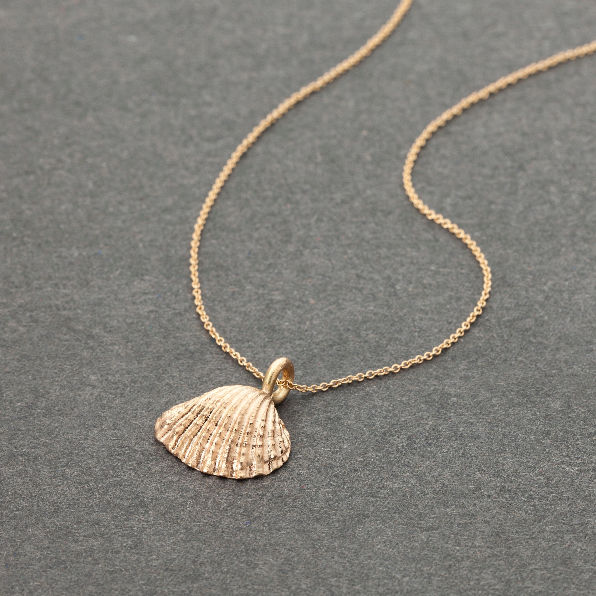 Havets mussla- halssmycke 18k guld